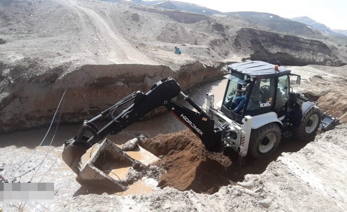 Çaldıran’da hasar gören yollar onarılıyor