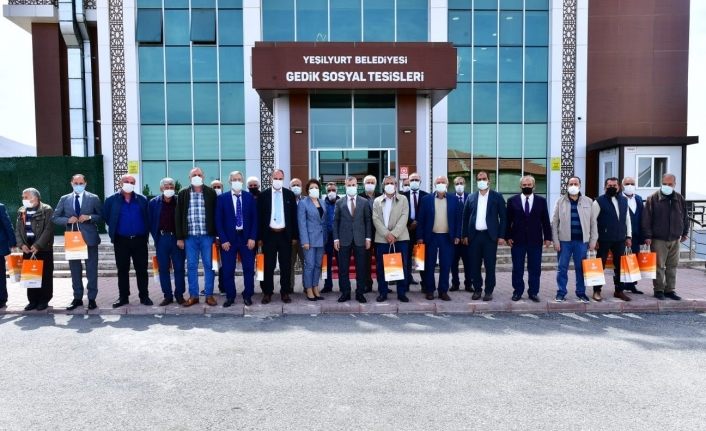 Çınar, Yeşilyurt Belediyesi’nden emekli olan personellere plaket takdim etti