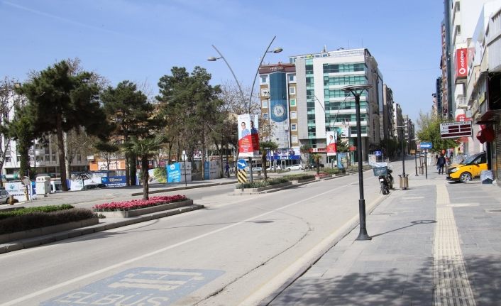 Elazığ’da hafta içi yoğunluk olan caddeler, kısıtlamayla sessizliğe büründü