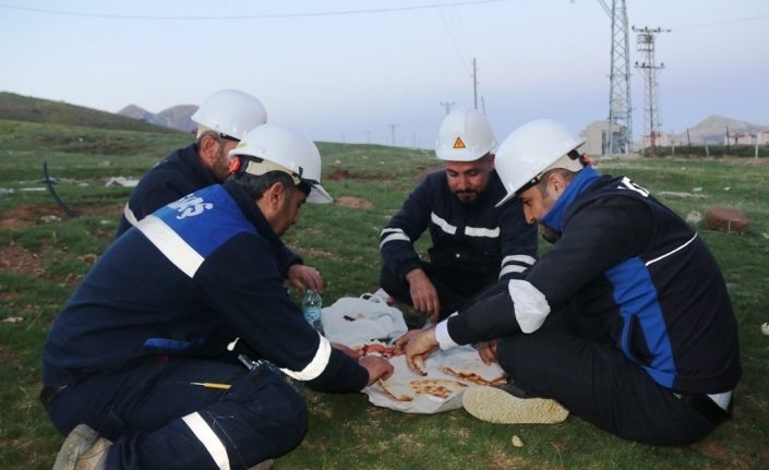 Elektrik arıza ekibi iftarını direğin dibinde yaptı