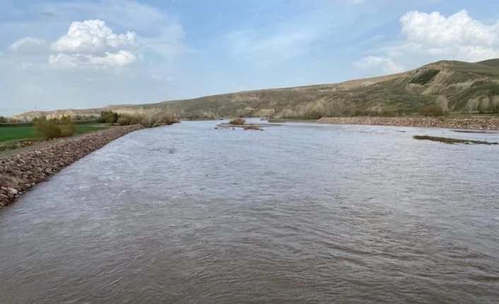 Eriyen karlar Aras Nehri’nde su seviyesini yükseltti, araziler su altında kaldı