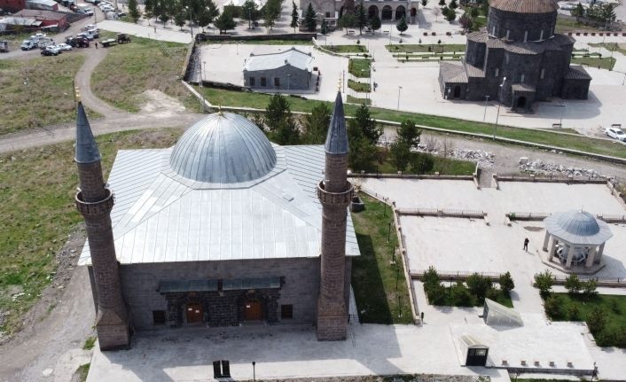Ermeniler Ulu Cami’de 285 Türk’ü diri diri yaktı