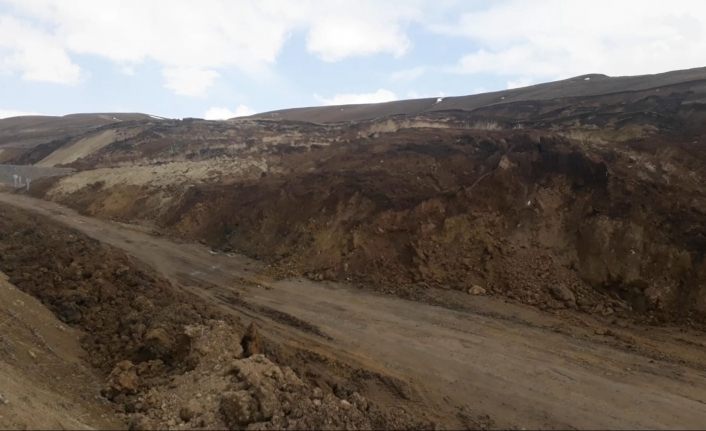 Erzurum-Tekman karayolunda yaşanan heyelan ulaşımı aksatıyor