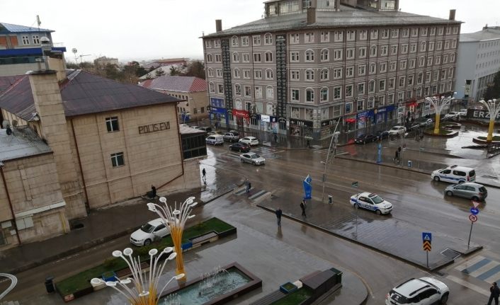 Erzurum’da aniden bastıran dolu yağışı vatandaşları hazırlıksız yakaladı