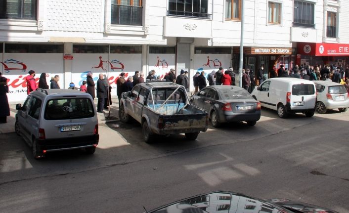 Erzurum’da Ramazan ve kısıtlama öncesi ucuz et kuyruğu