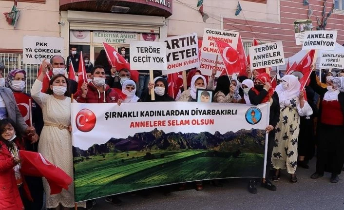 Evlat nöbetini sürdüren Diyarbakır ve Şırnak anneleri el ele vererek terörü lanetledi