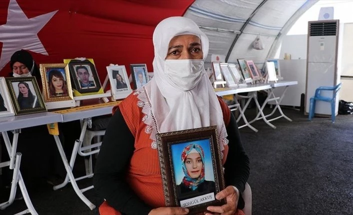 Evlatlarını çocuk yaşta terörün pençesine kaptıran Diyarbakır anneleri 23 Nisan
