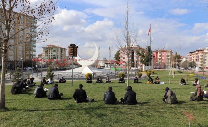 Gençlerden kitap okuma etkinliği