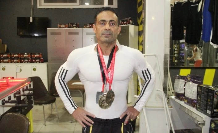 Gündüz boya badana, gece spor yaparak vücut geliştirme şampiyonu oldu