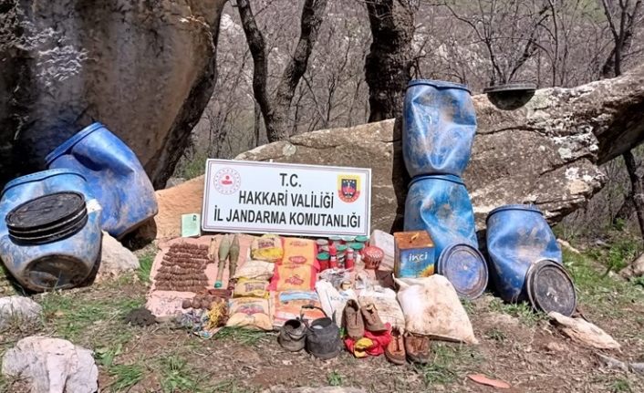 Hakkari’de silah, mühimmat ve yaşam malzemesi ele geçirildi