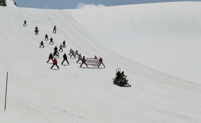 Hakkari’de ‘Valilik Kupası Kayak Yarışması’ düzenlendi