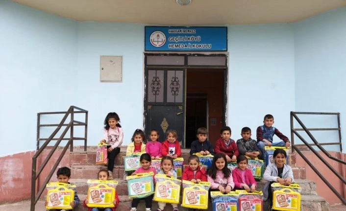 Hakkari’deki öğrencilere kırtasiye malzemesi desteği