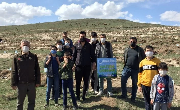 Hayırseverler adına fidan dikimi etkinliği yaptılar