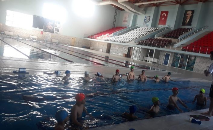 Hizan’da kursiyer öğrenciler havuzda yüzmenin keyfini yaşadı