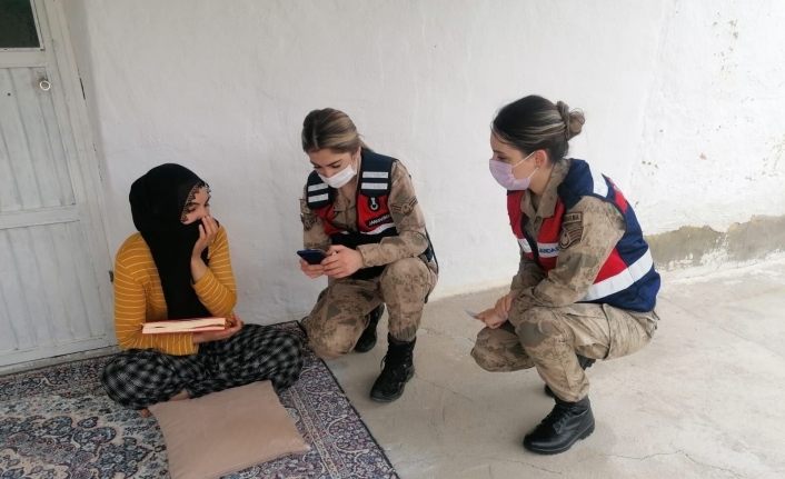 Jandarma köy köy gezerek "Kadın Destek Uygulamasını"  tanıtıyor