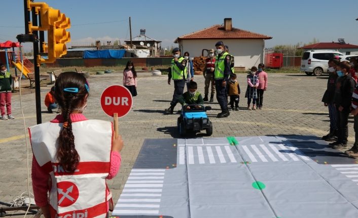 Jandarma uygulamalı trafik eğitimi verdi