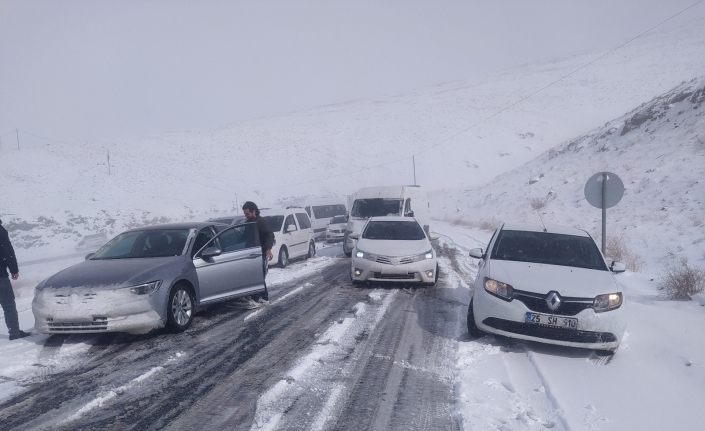 Van'da kar yağışına hazırlıksız yakalanan onlarca araç mahsur kaldı