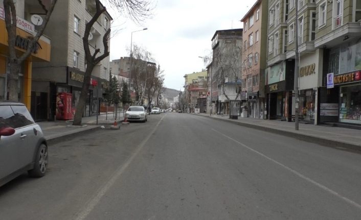 Kars’ta caddeler boş kaldı