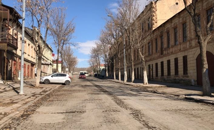 Kars’ta caddeler sessizliğe büründü