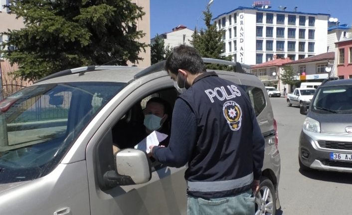 Kars’ta izinsiz sokağa çıkan 23 kişiye ceza kesildi