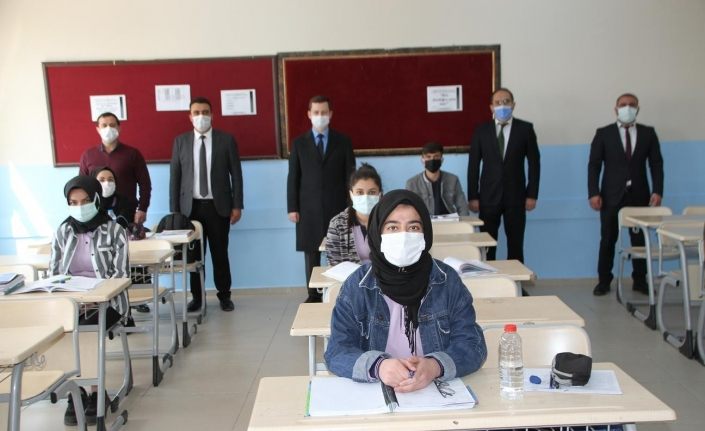 Kaymakam Demirer’den sınavlara hazırlanan öğrencilere ziyaret