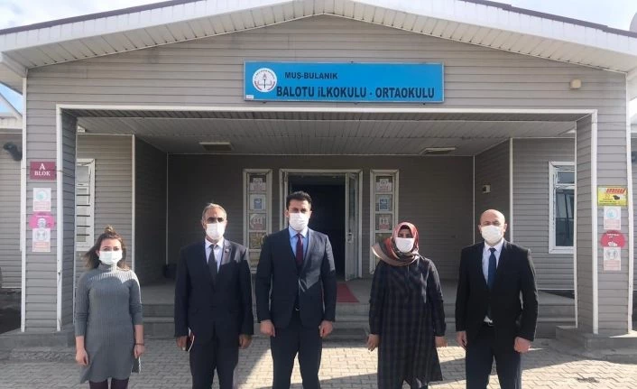 Kaymakam İlidi, 350 öğrenciye ayakkabı dağıttı