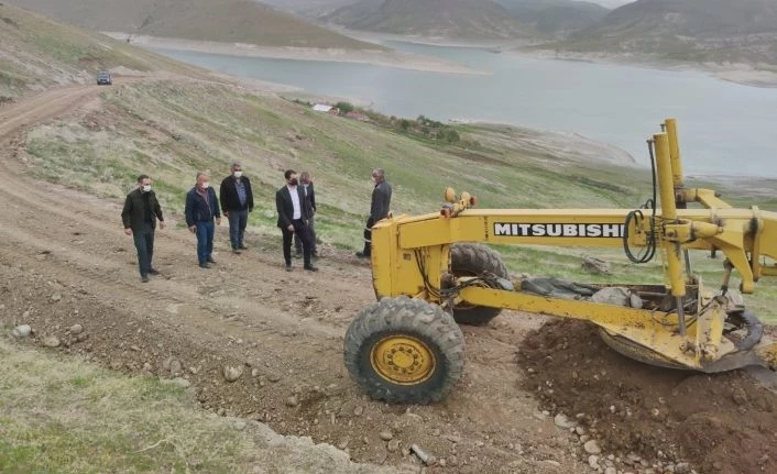 Kaymakamın haberi oldu, tekne ile gidilebilen mezraya yol açılmaya başlandı