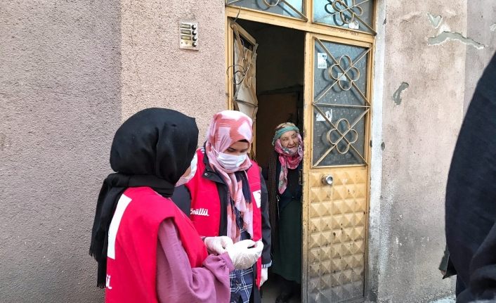 Kızılay Kadın Kolları gönüllüleri iftar öncesi pide dağıttı