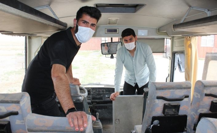 Kütüphane yapmak için aldıkları hurda araç, kuş yuvasına döndü