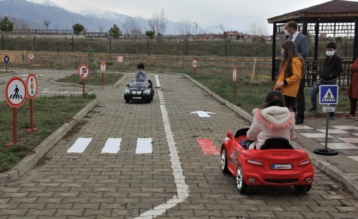 Minik öğrenciler akülü arabalar ile uygulamalı trafik eğitimi alıyor