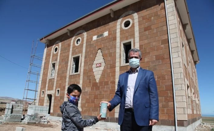 Minik Yunus Emre, kumbarasında biriktirdiği parayı şehidin vasiyet ettiği cami inşaatına bağışladı