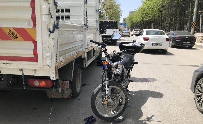 Motosiklet, kamyonete çarptı: 2 yaralı