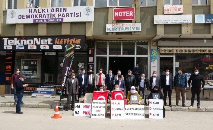 Muş’ta çocukları dağa kaçırılan ailelerin HDP önündeki nöbeti sürüyor