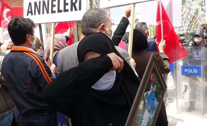 Van'da oğlu PKK terör örgütüne kaçırılan annenin feryadı yürekleri burktu