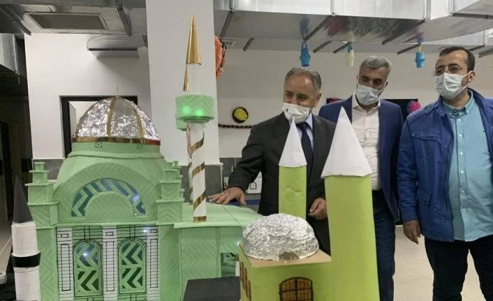Öğrenciler atık malzemelerden eser yaptı, sergi açıldı