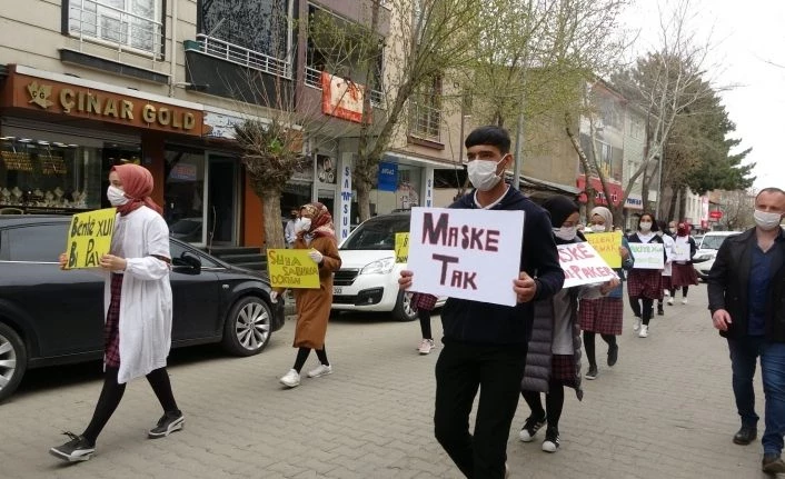 Öğrenciler Covid-19’a dikkat çekmek için yürüdü