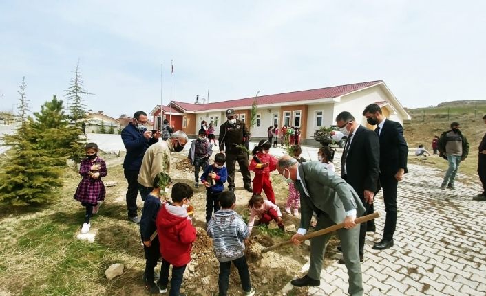 Okul bahçesinde fidan dikimi