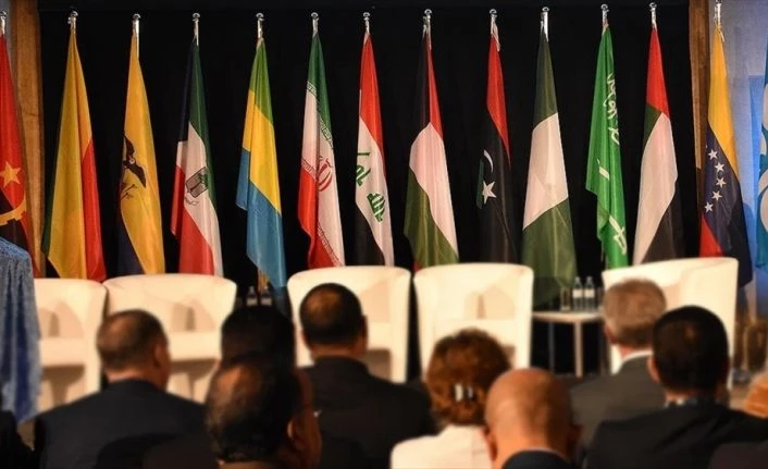 OPEC+ ülkeleri, günlük petrol üretimini kademeli olarak artırma kararı aldı