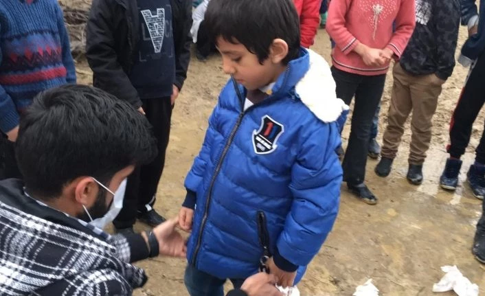 (Özel) 3 yıldır tek başına köylerdeki çocuklara yardım götürüyor