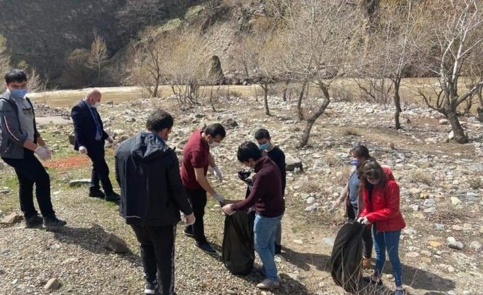 Pülümür Vadisi’nde gençler çevre temizliği yaptı