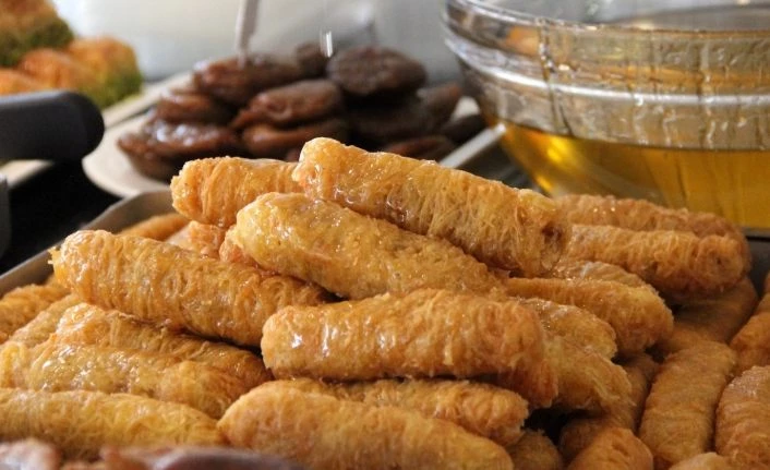 Ramazan ayının vazgeçilmez tatlısı kadayıf dolması, iftar sofraları için hazır