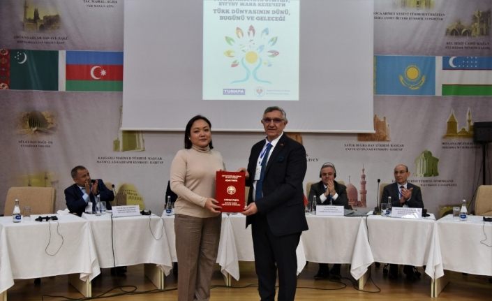 Rektör Ceylan, Kırgız Parlamentosu tarafından şeref belgesi ile taltif edildi