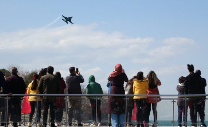 Solo Türk’ün Van Gölü semalarındaki gösterisi nefes kesti