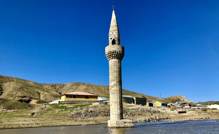 Su altından yükselen minare görsel şölen sunuyor