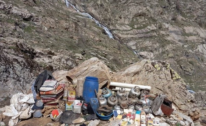 Tatvan’daki iki sığınağın içinde 5 adet el bombası ele geçirildi
