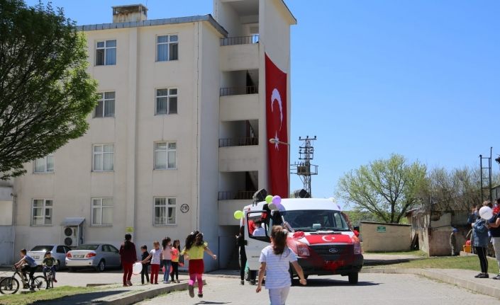 Tunceli’de çocukların bayramı şenlik aracı ile kutlandı