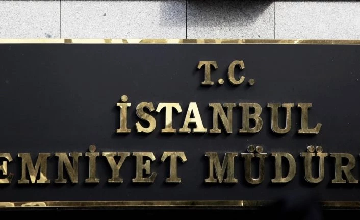 Türk bayrağını yırtarak Atatürk ve Özgecan Aslan