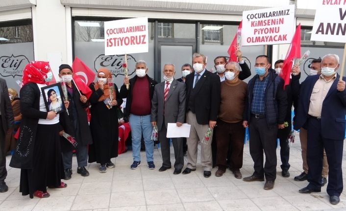 Türkiye Kamu-Sen’den evlatları PKK terör örgütüne kaçırılan Vanlı ailelere destek