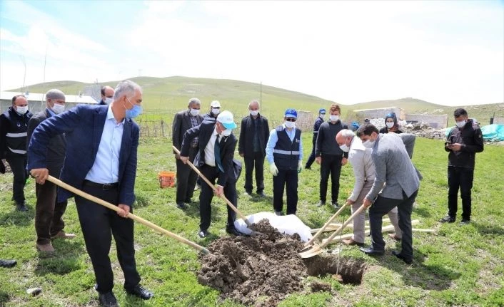 Tuşba Belediyesinden ‘Model Ceviz-Badem Bahçesi’ projesi