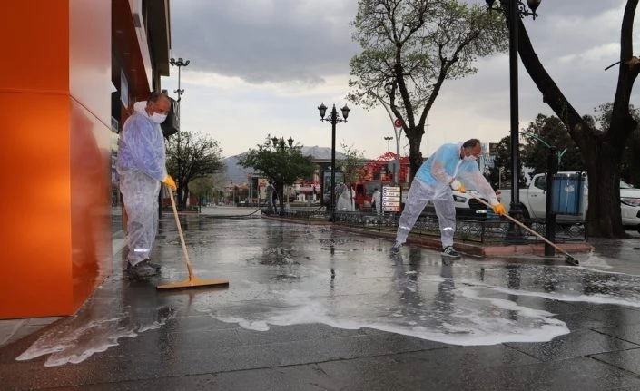 Vaka sayısının en fazla artış gösterdiği illerden Erzincan’da cadde ve sokaklar dezenfekte edildi